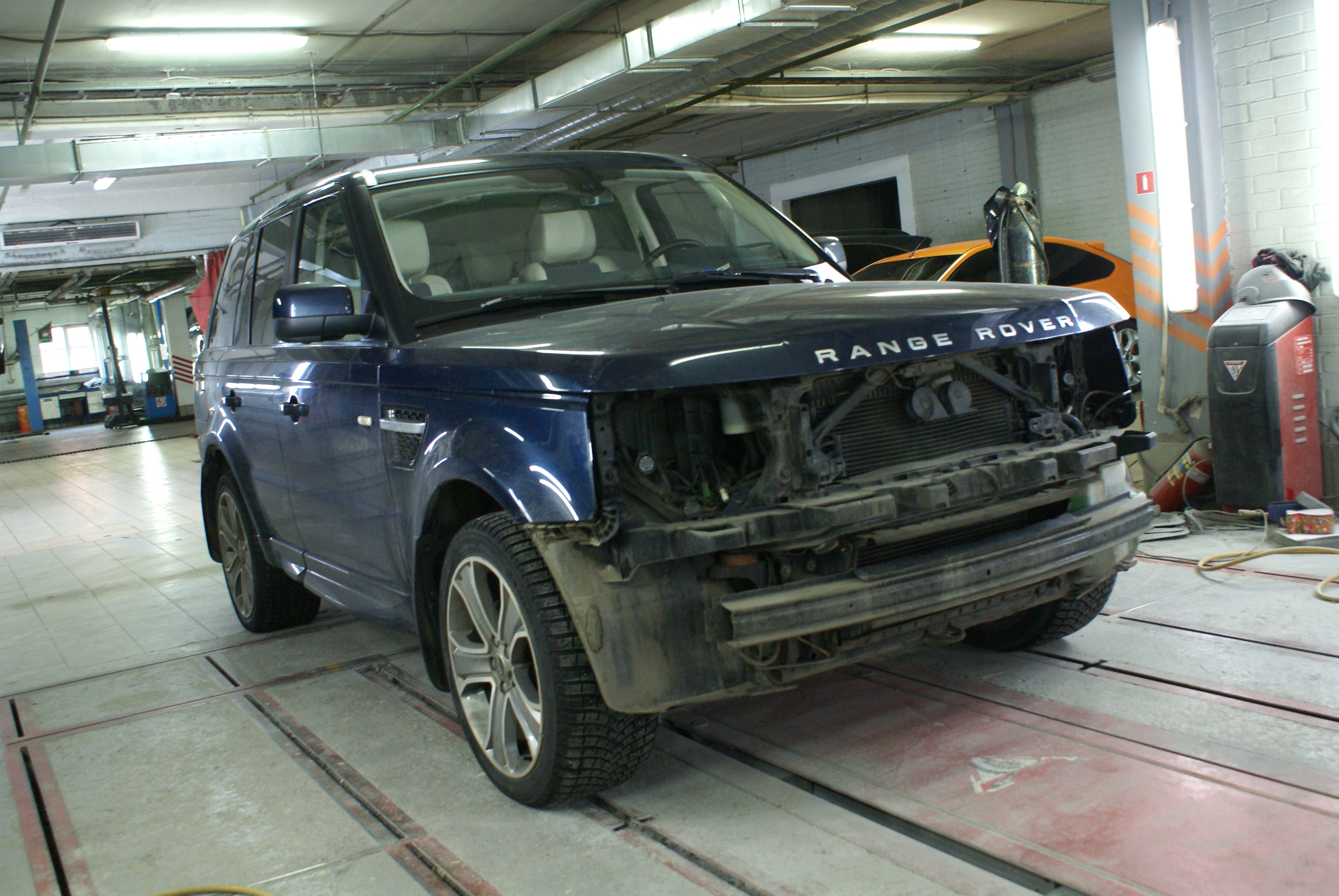 разобранный перед Рендж Ровера