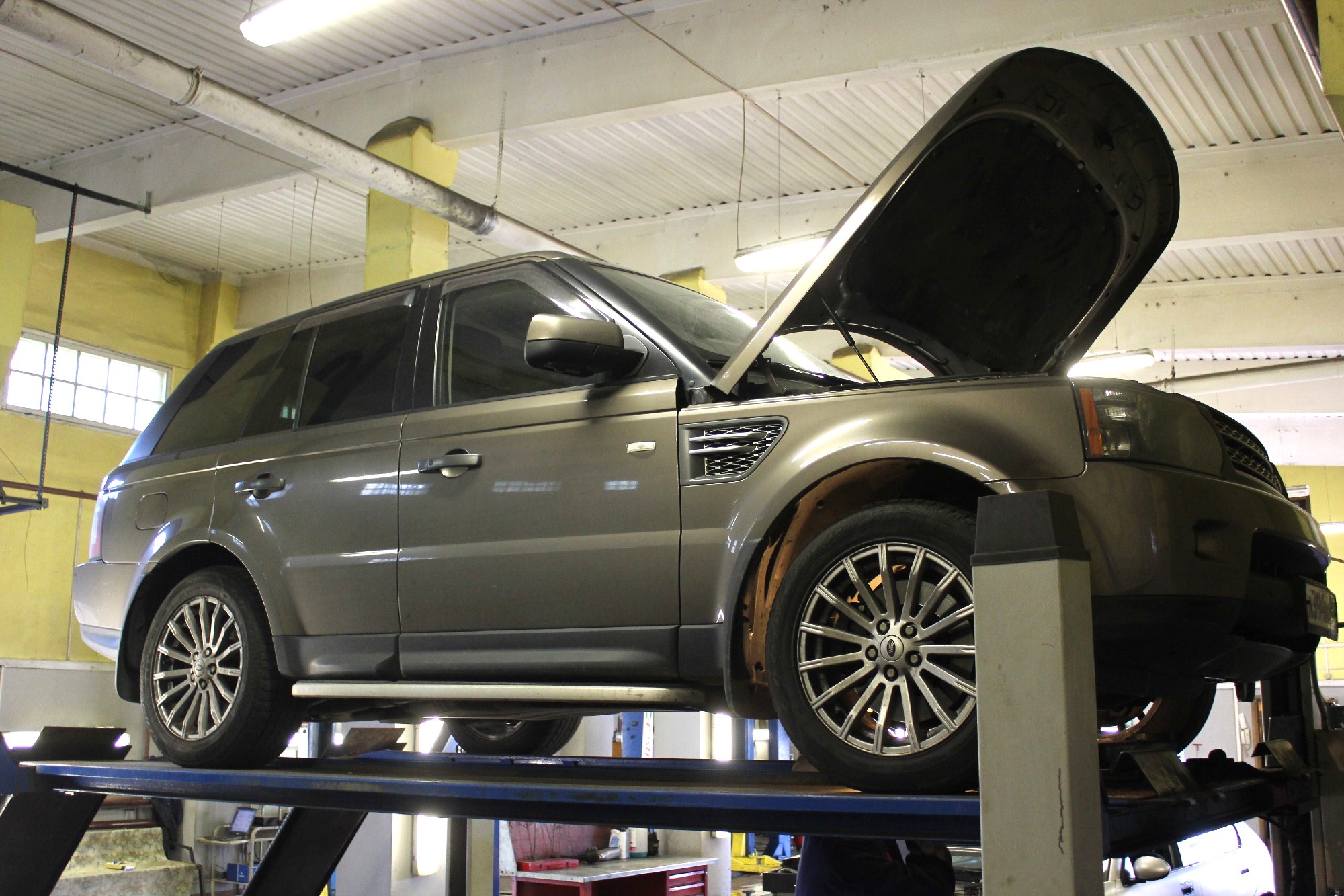 Ренж Ровер на подъемнике