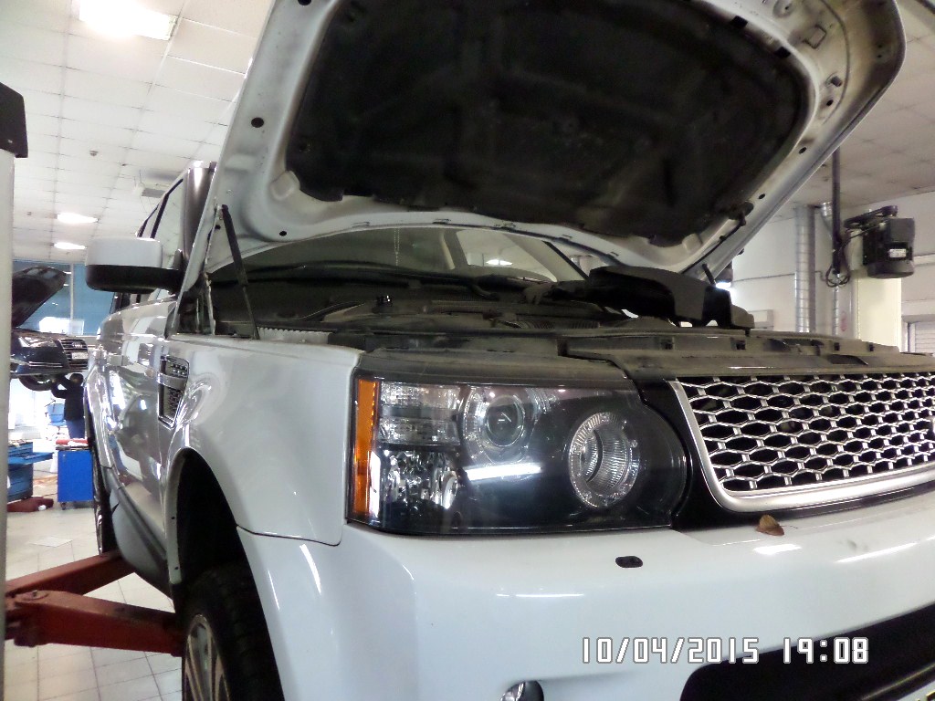 открытый капот на Рендж Ровере