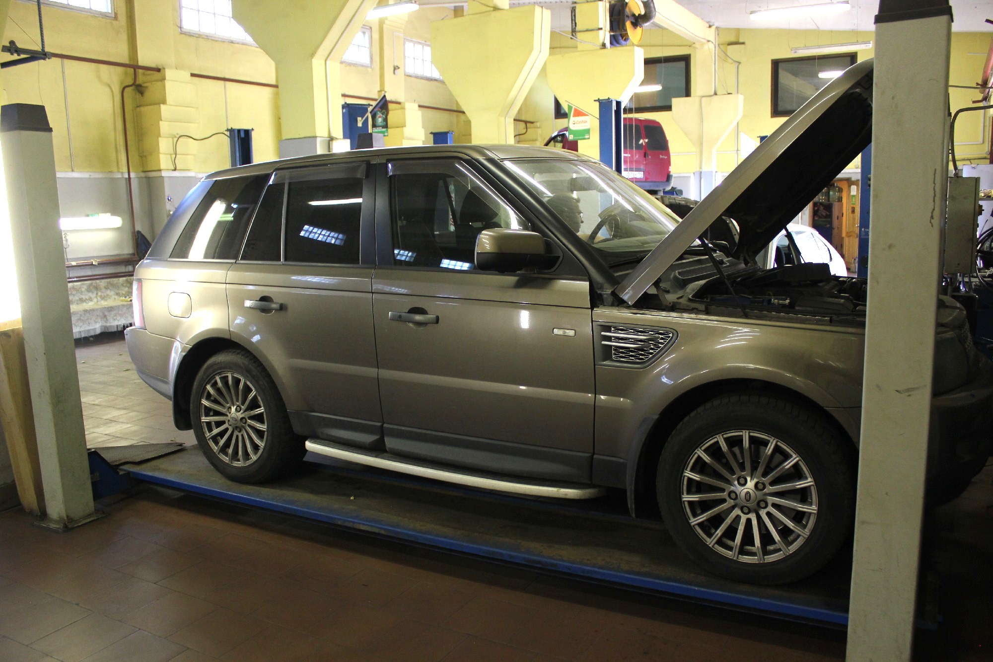 Рендж Ровер на подъемнкие