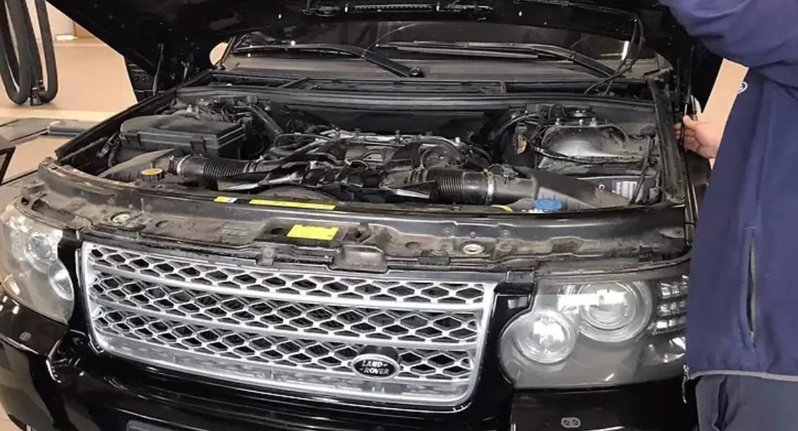 Рендж Ровер с открытым капотом