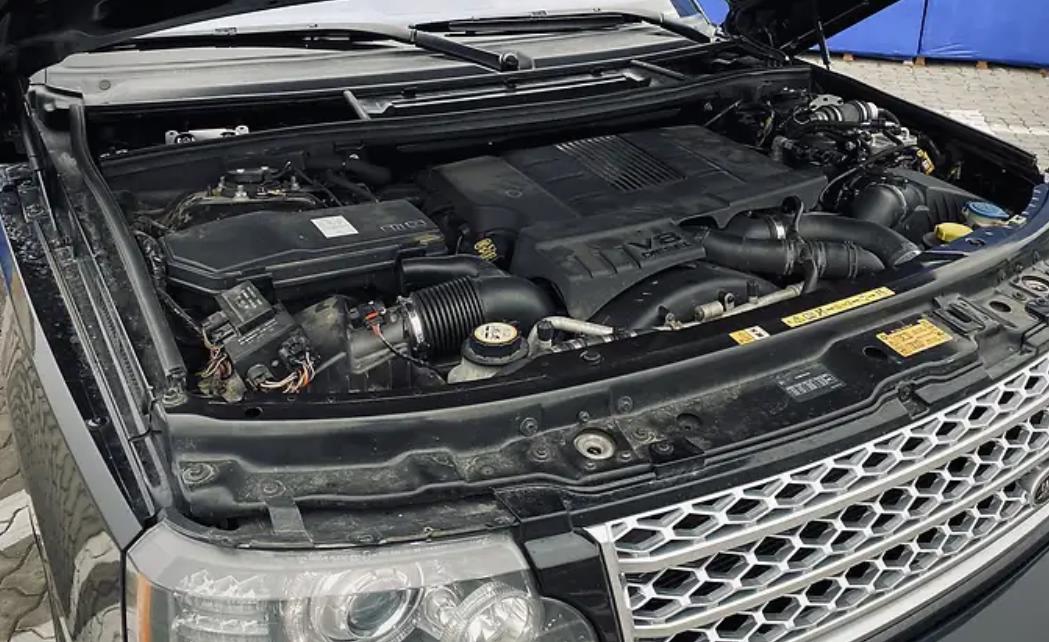 открытый капот Рендж Ровер