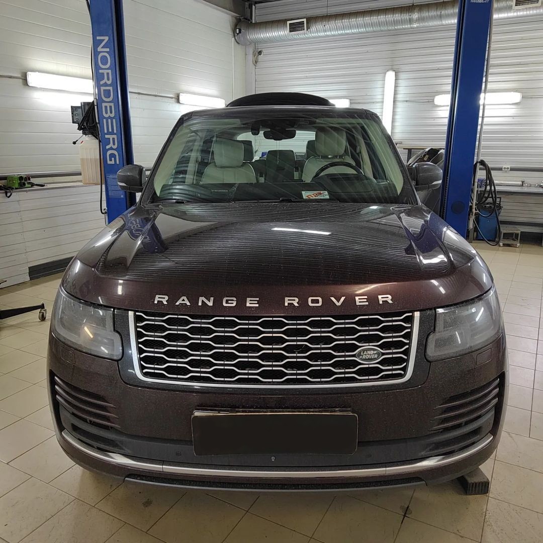 Рендж Ровер в автосервисе на подъемнике