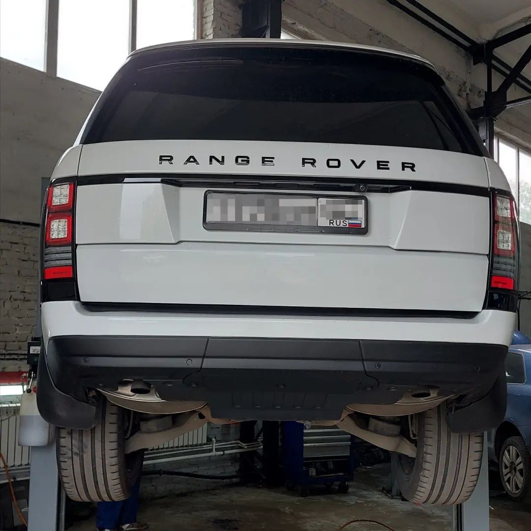 Рендж Ровер в автосервисе на подъемнике