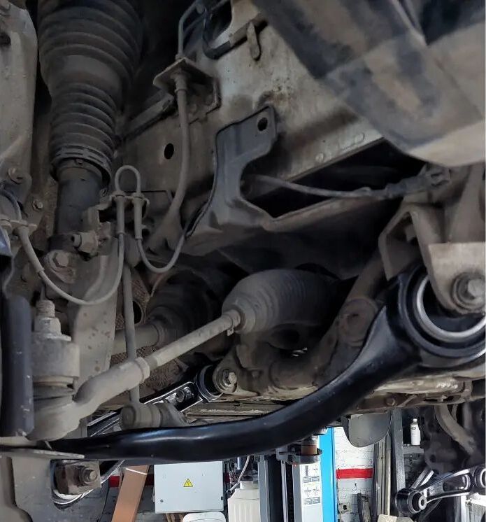 Демонтаж рулевой рейки