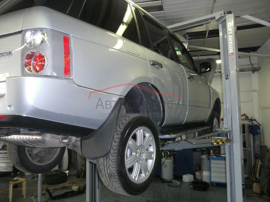 Ленд Ровер на подъемнике